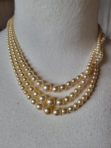 Traditional pearl necklace, 46cm length.