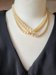 Traditional pearl necklace, 46cm length.